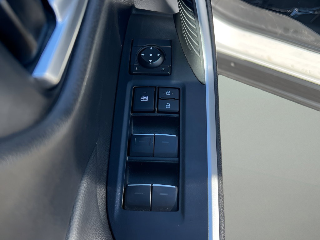 Used 2025 Toyota RAV4 XLE AWD/4WD image 13