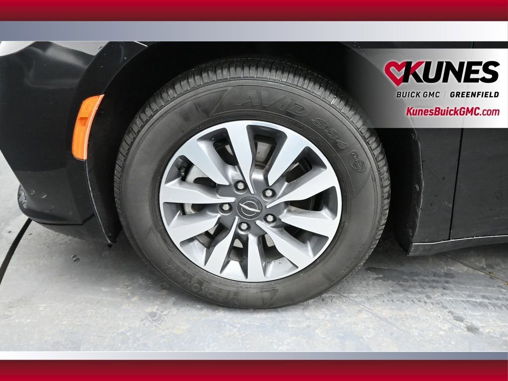 Used 2024 Chrysler Pacifica Select FWD image 13