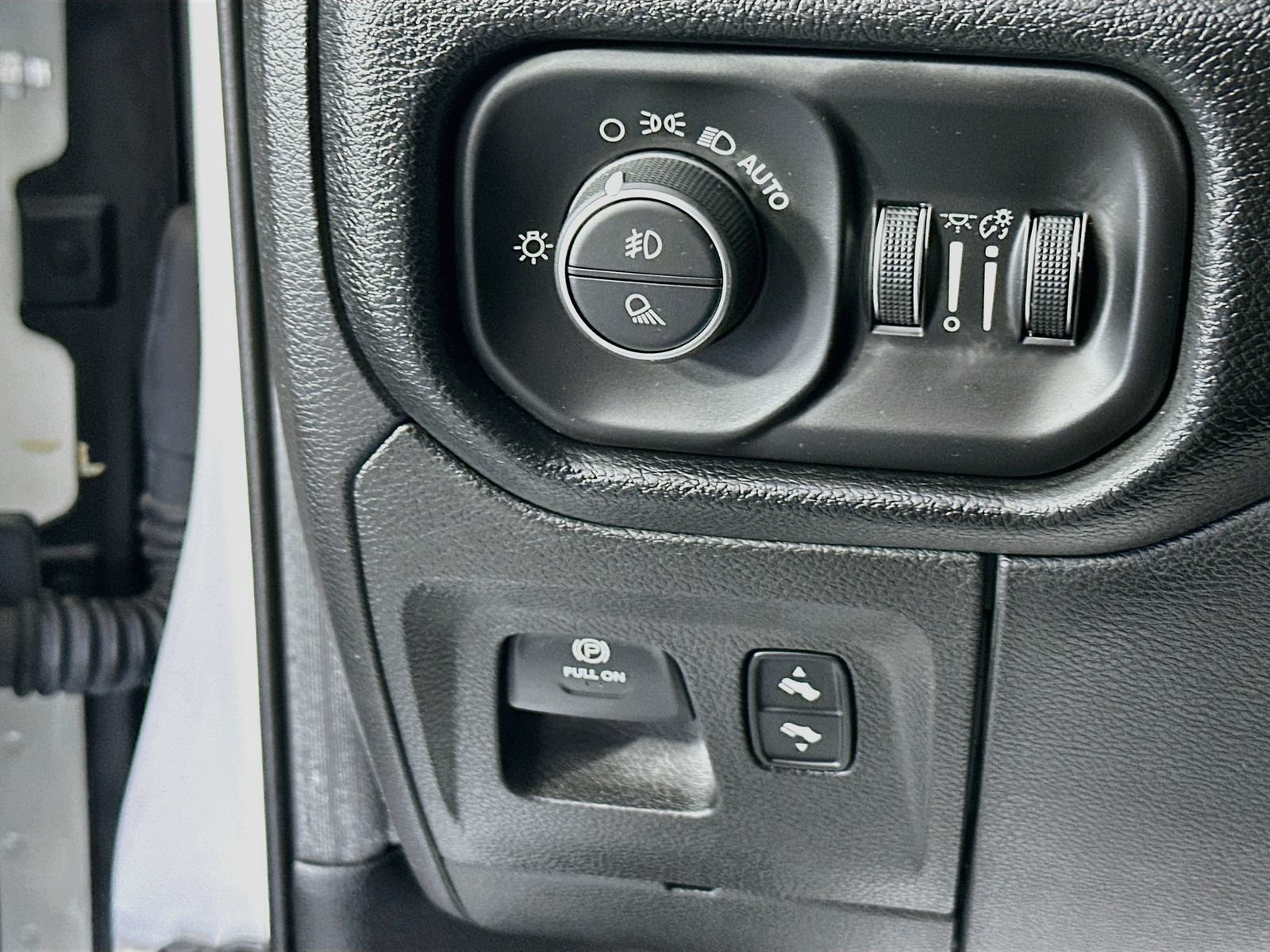 Used 2019 RAM 1500 Laramie AWD/4WD image 10