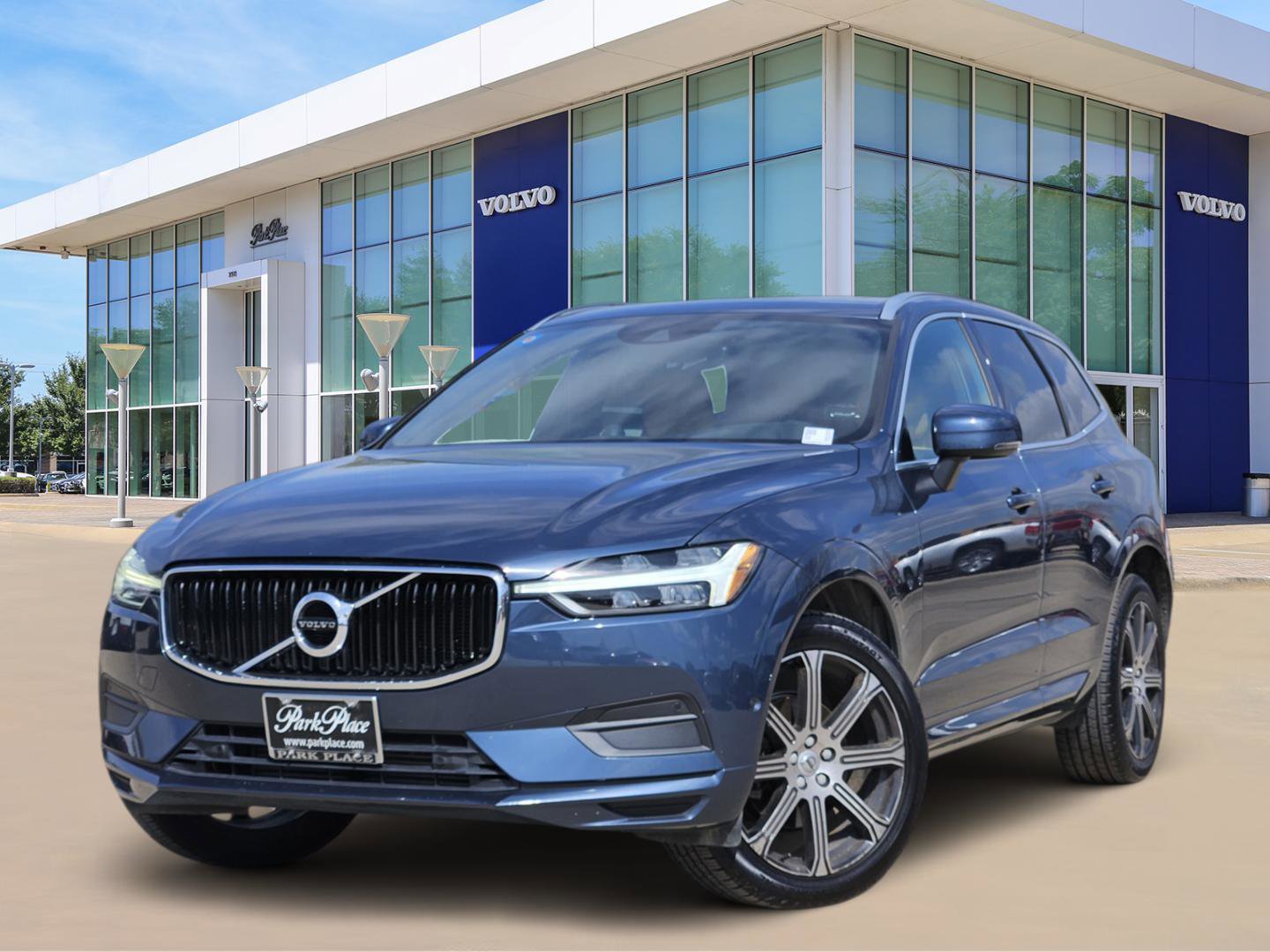 Used 2018 Volvo XC60 T5 Momentum w/ Vision Package image 1