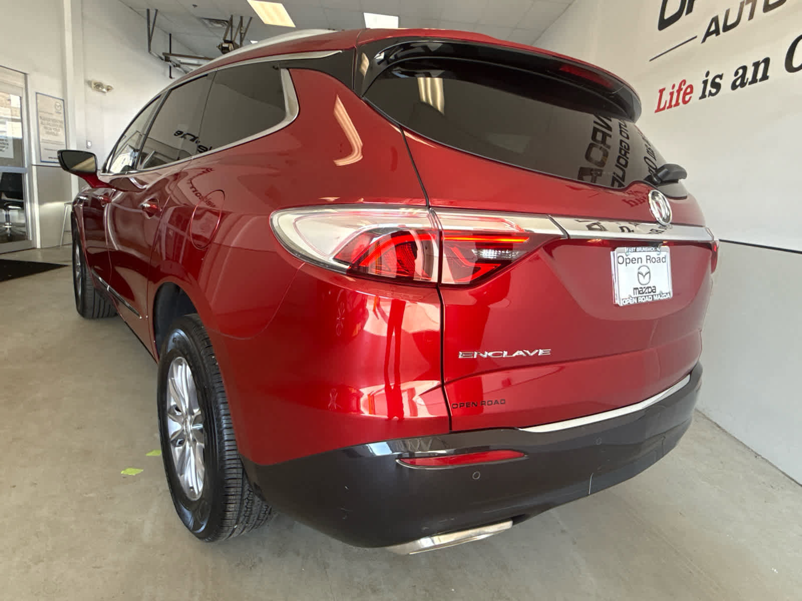 Used 2023 Buick Enclave Essence image 3