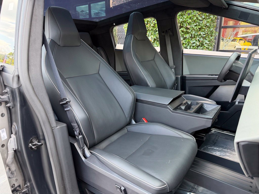Used 2025 Tesla Cybertruck AWD Crew Cab image 33
