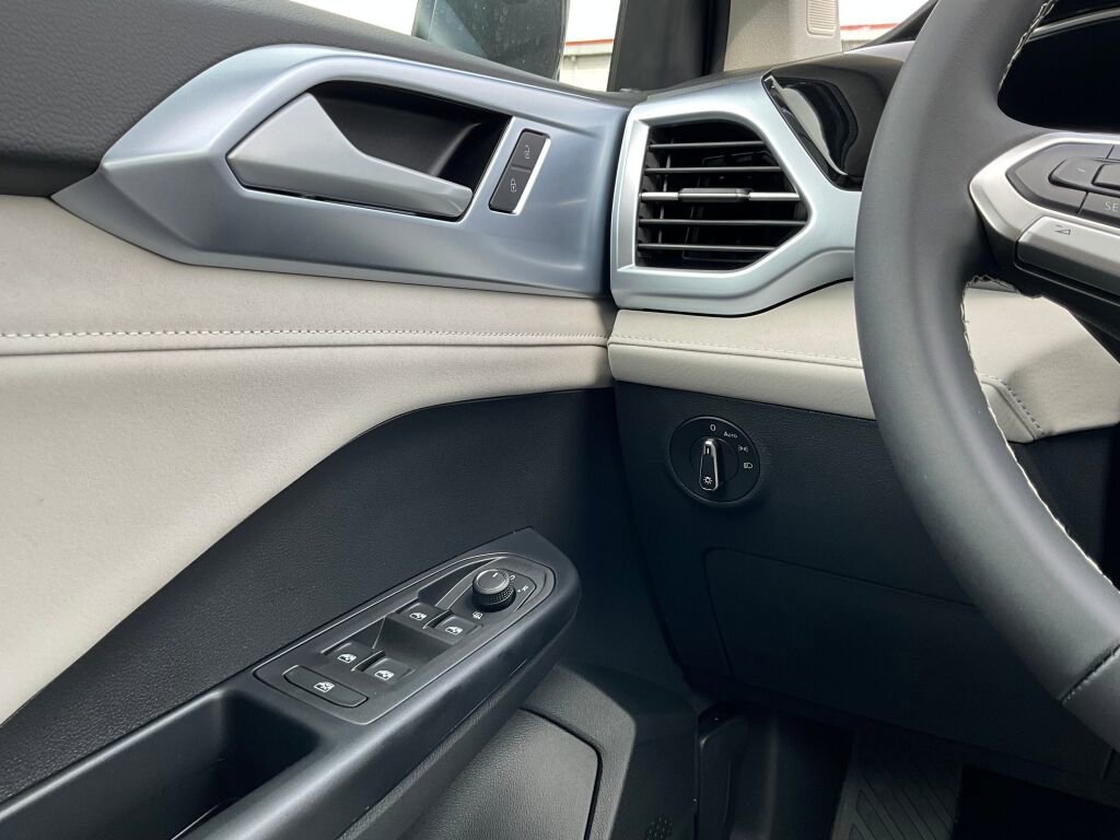 New 2025 Volkswagen Taos SE image 23