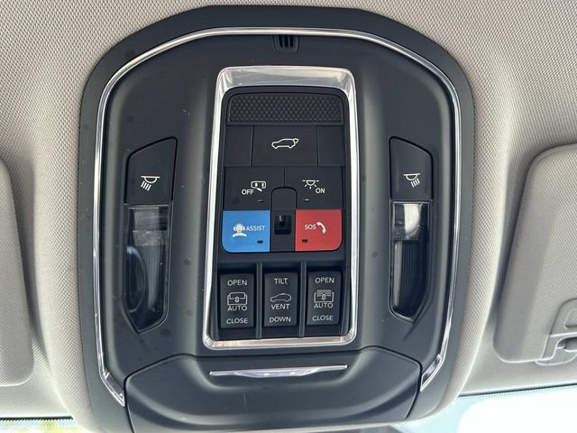 Used 2023 Jeep Grand Cherokee Limited AWD/4WD image 32