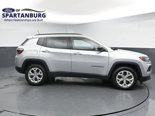 Used 2024 Jeep Compass Latitude AWD/4WD image 8
