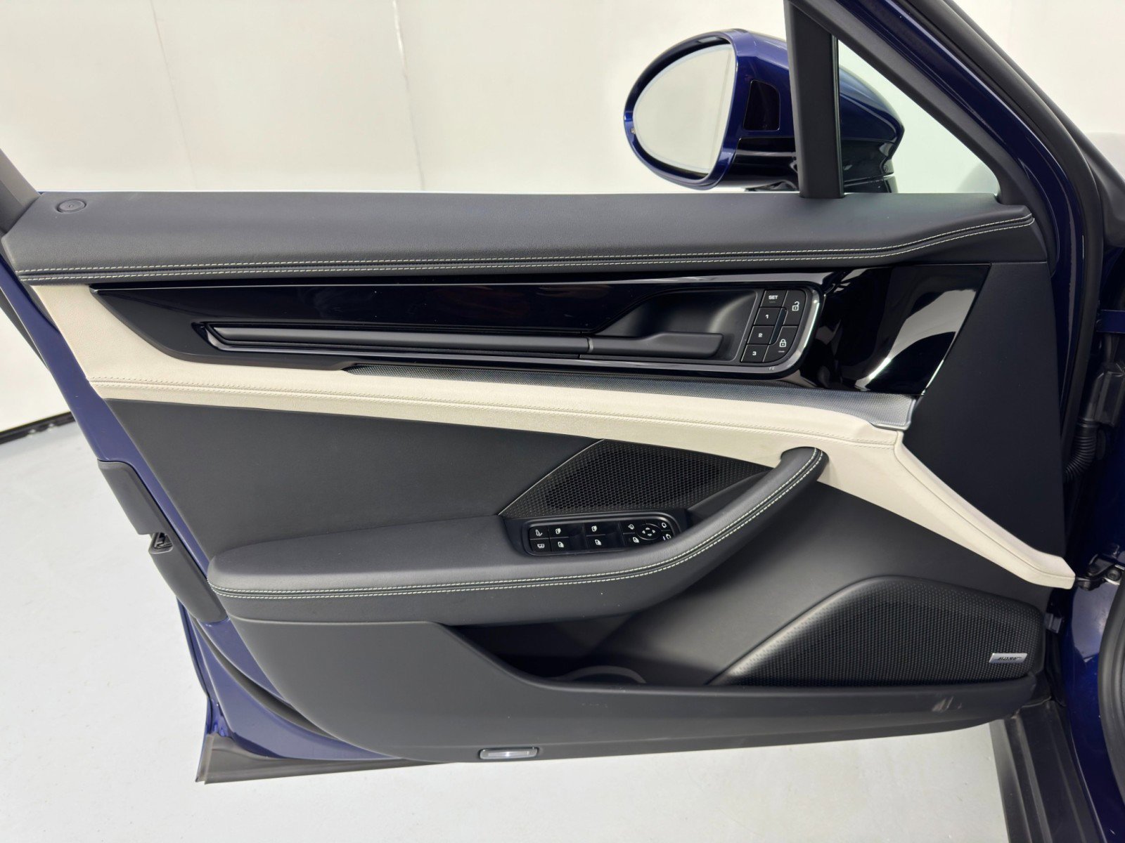 Used 2025 Porsche Panamera 4S w/ Premium Package image 44