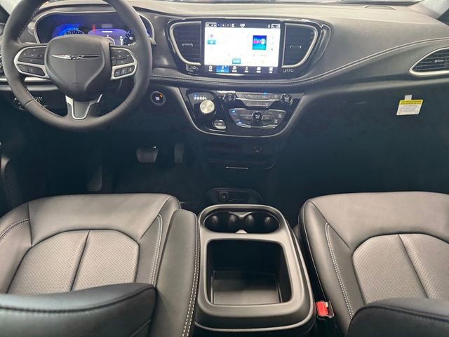 Used 2026 Chrysler Pacifica Select image 17