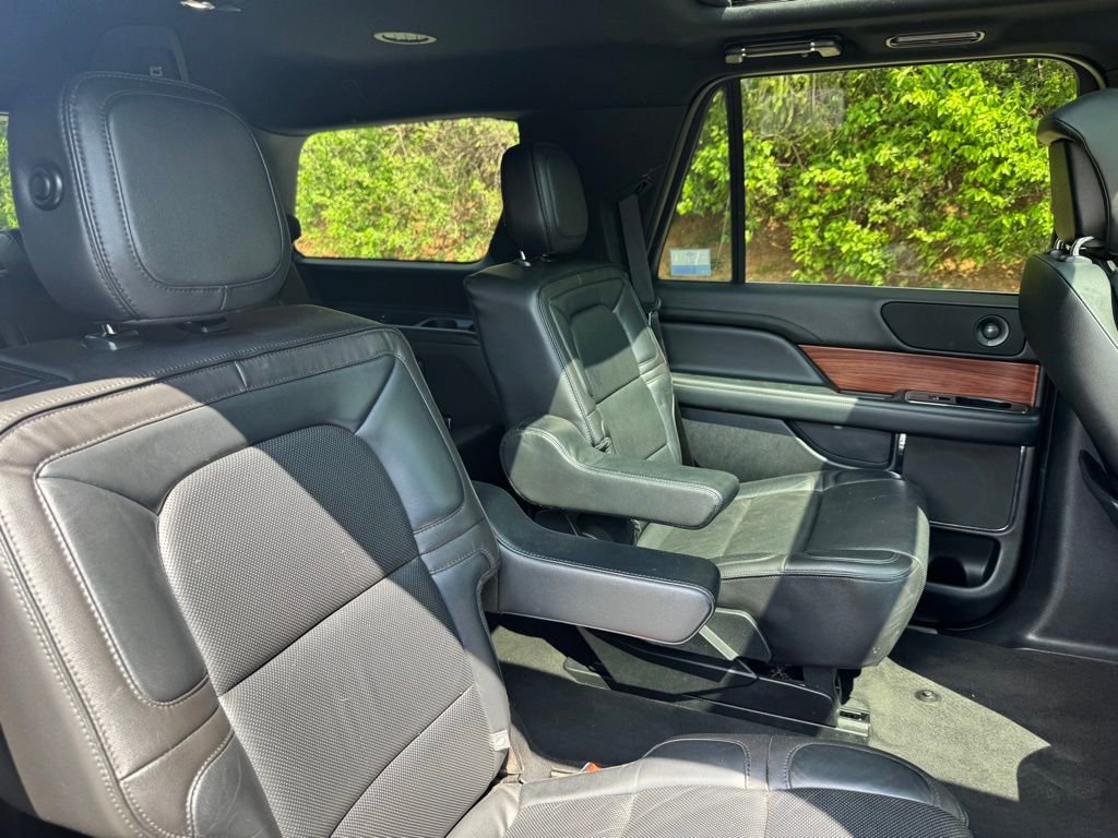 Used 2018 Lincoln Navigator Select image 13