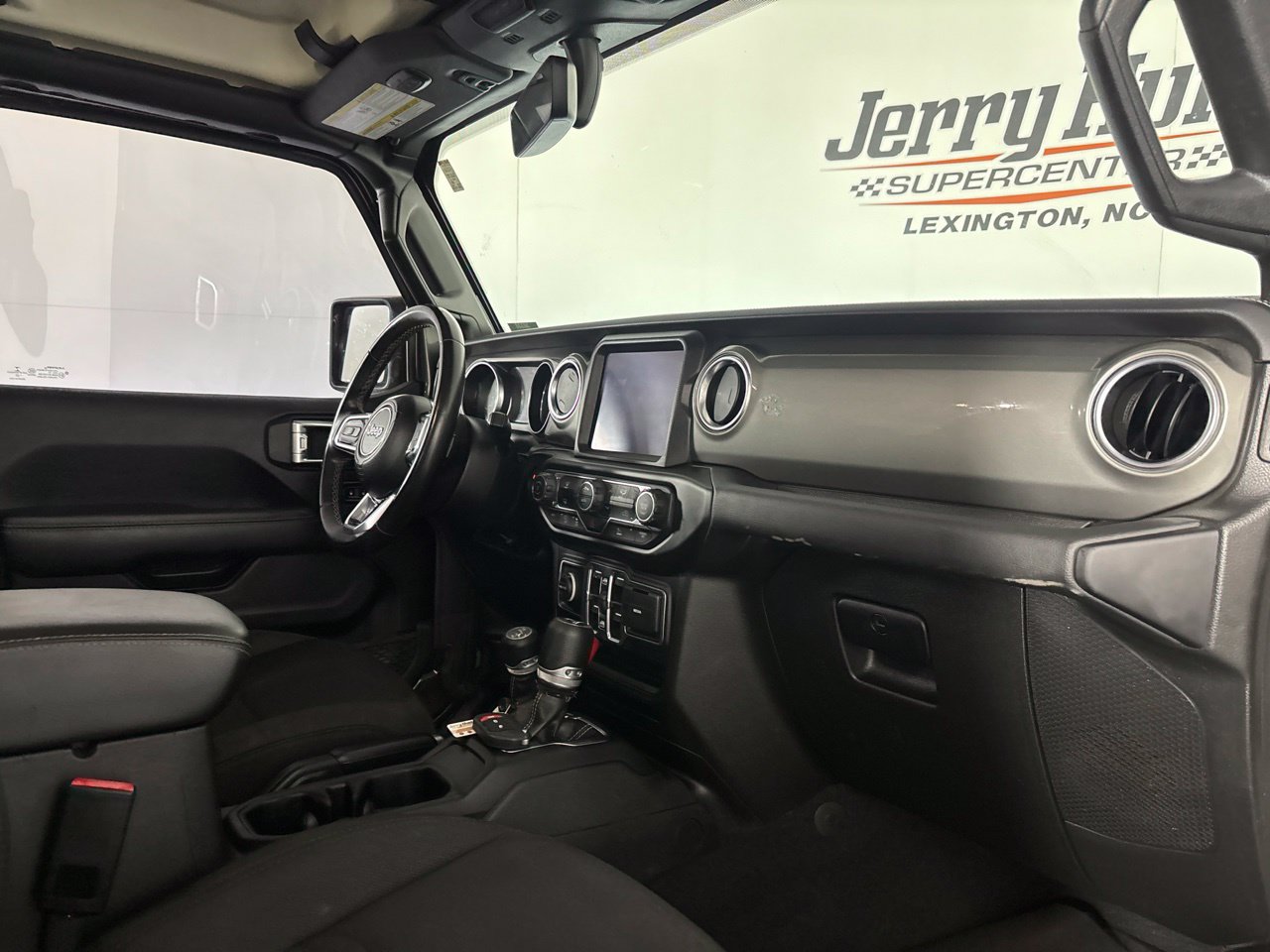 Used 2022 Jeep Wrangler Unlimited Sahara AWD/4WD image 28
