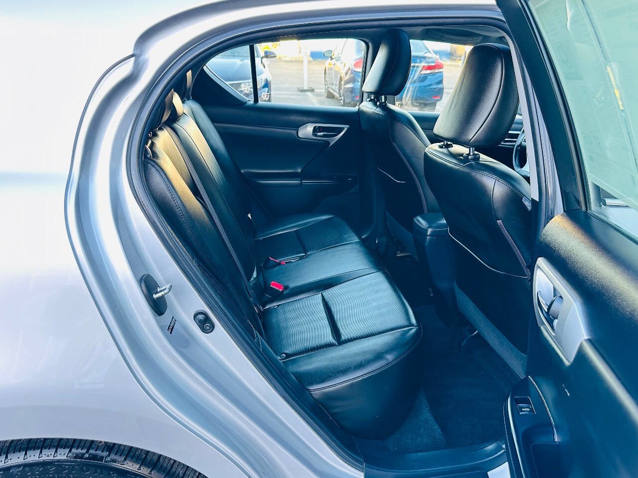 Used 2011 Lexus CT 200h Premium image 19