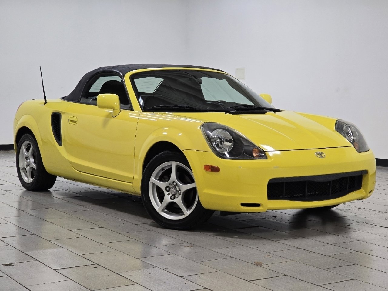 Used 2000 Toyota MR2 Base image 2