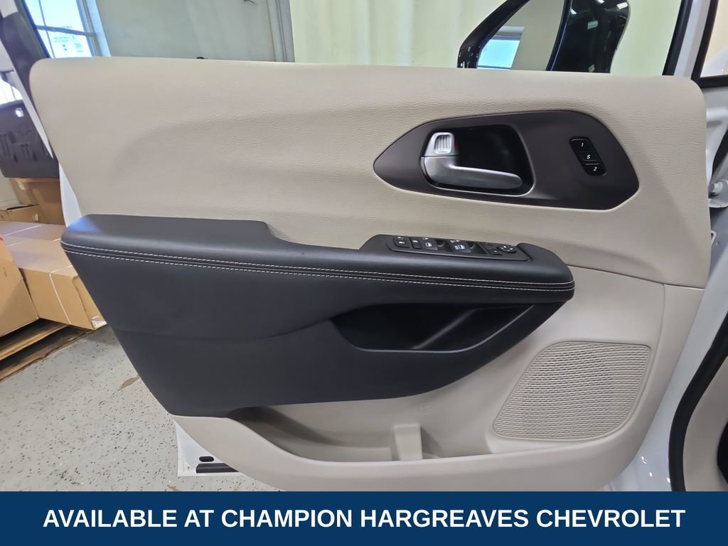 Used 2024 Chrysler Pacifica Touring-L FWD image 30