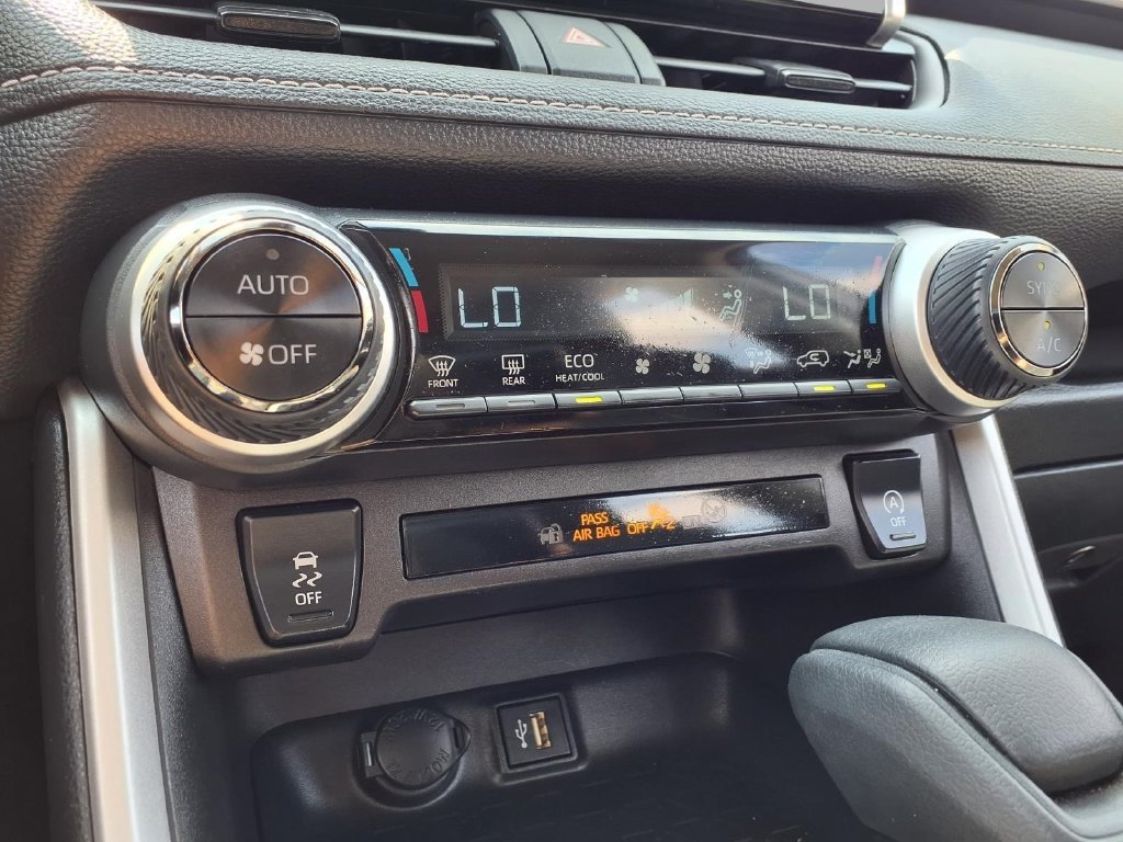 Used 2025 Toyota RAV4 XLE AWD/4WD image 10
