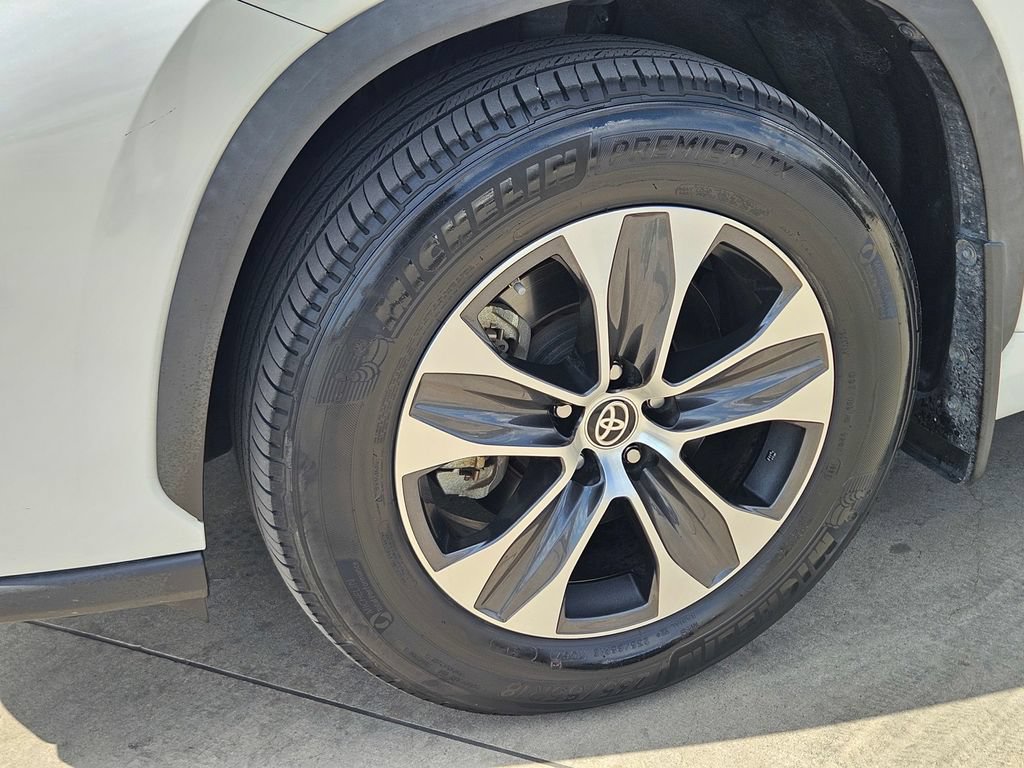 Used 2023 Toyota Highlander XLE FWD image 9