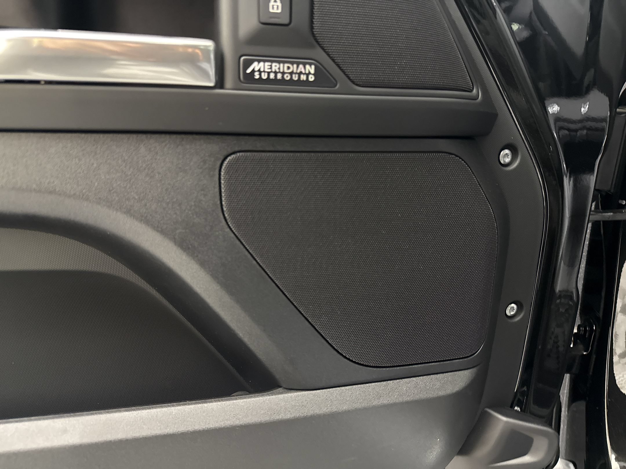 New 2026 Land Rover Defender 130 X-Dynamic SE AWD/4WD image 23