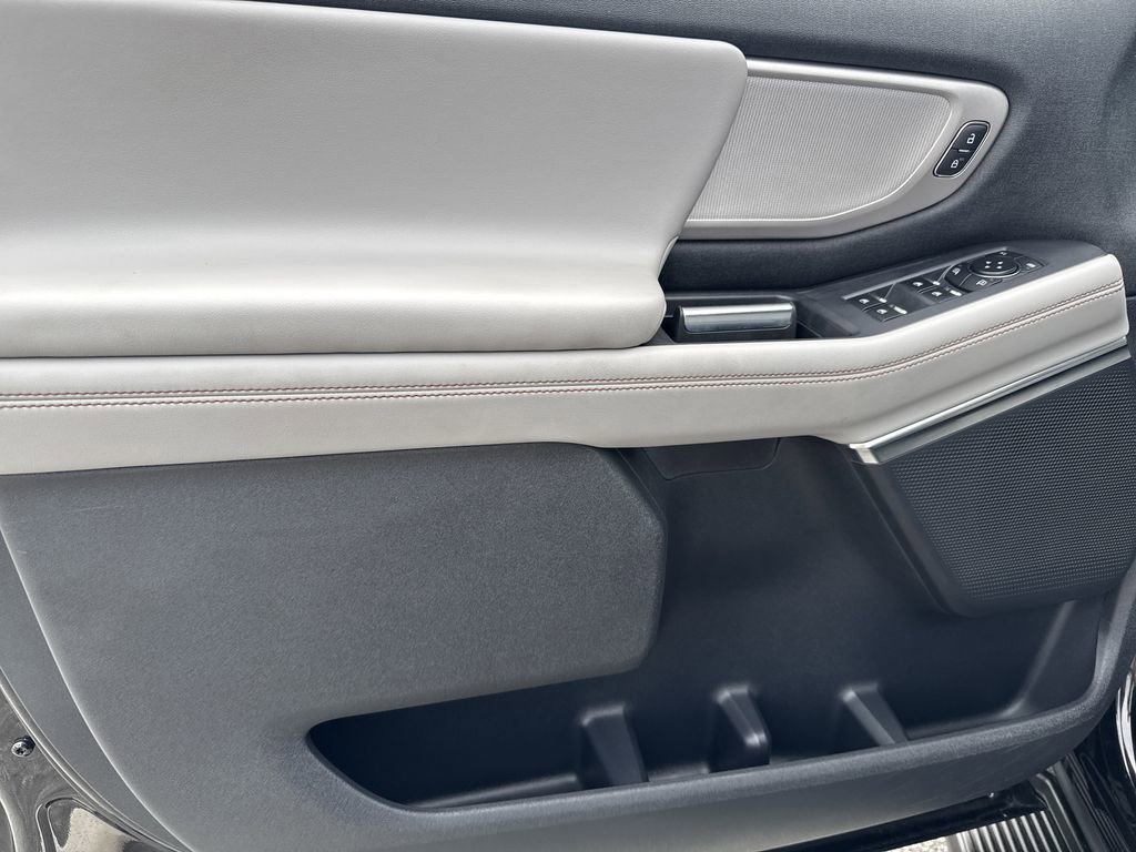 Used 2025 Ford Expedition Active AWD/4WD image 10