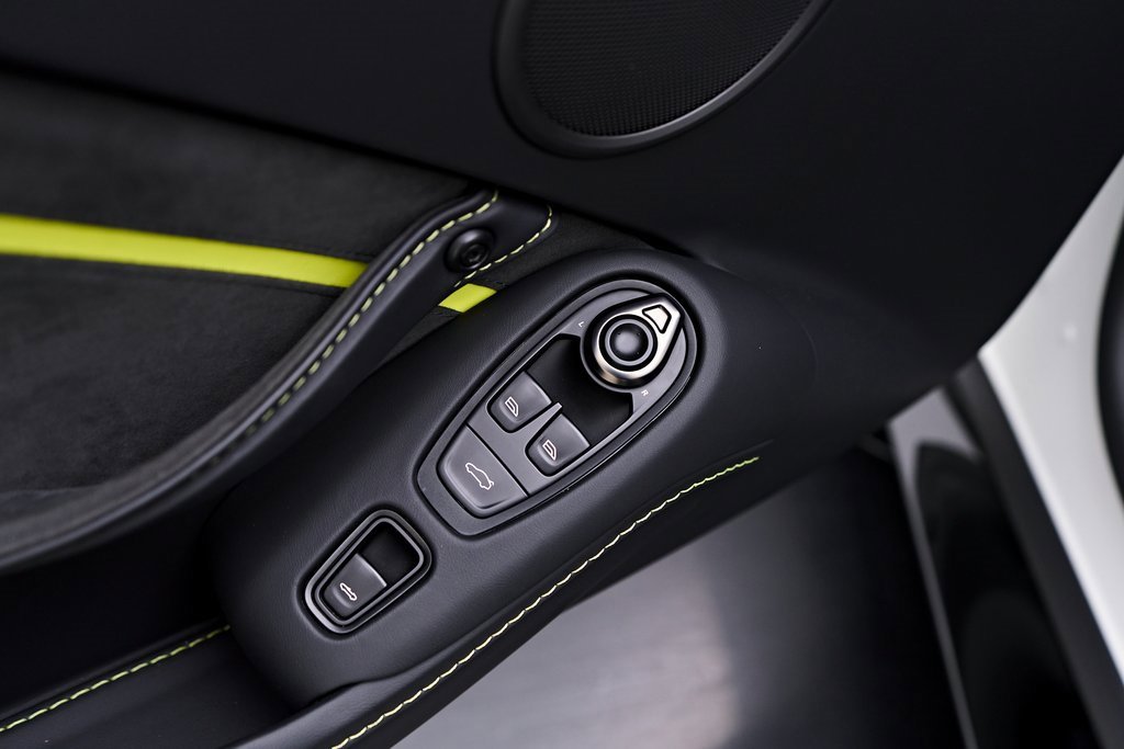 Used 2023 Aston Martin V8 Vantage Roadster image 43