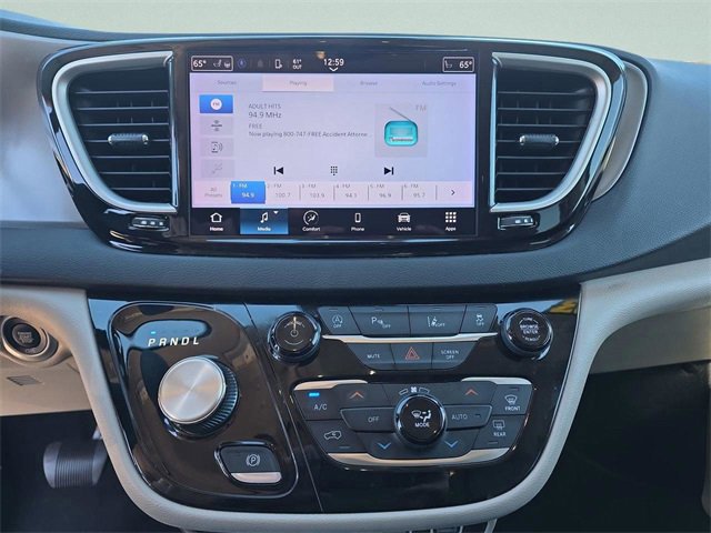 Used 2023 Chrysler Pacifica Touring-L image 18