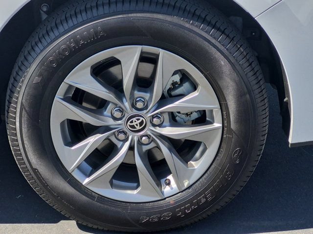 Used 2026 Toyota Sienna XLE FWD image 14