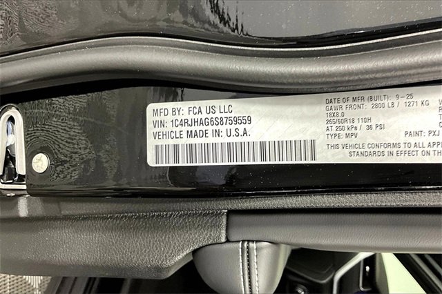 New 2025 Jeep Grand Cherokee Altitude image 9