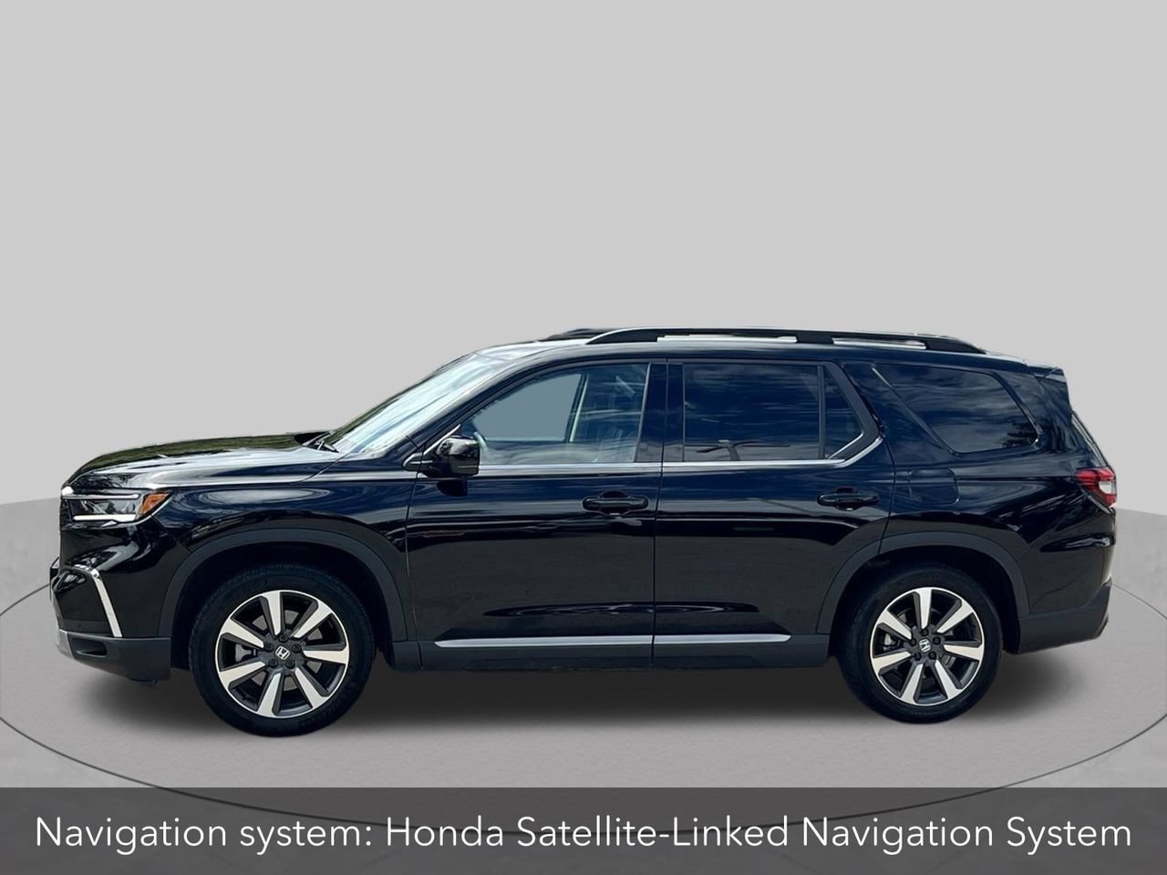 Used 2025 Honda Pilot Touring image 3