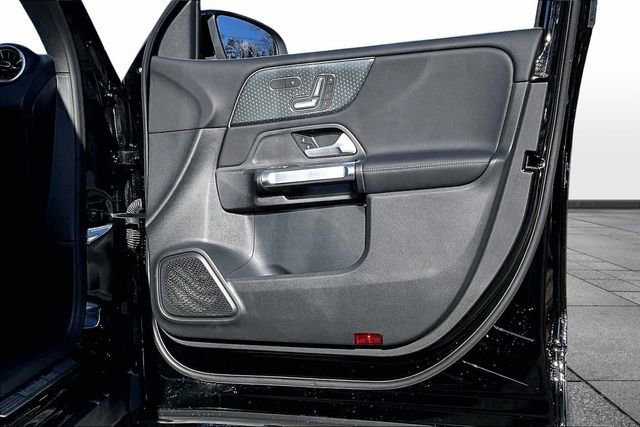 Used 2025 Mercedes-Benz GLB 250 4MATIC image 30