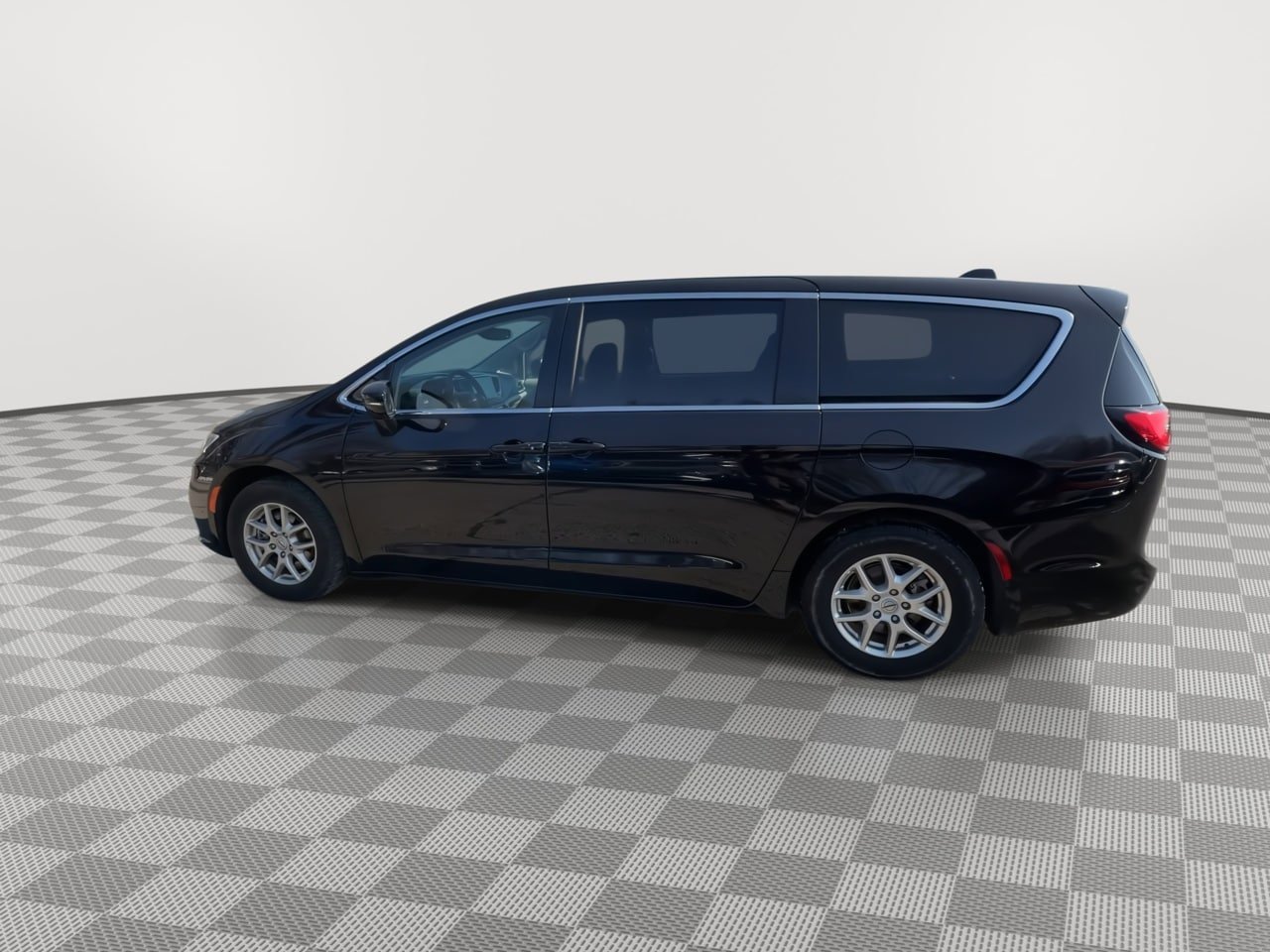 Used 2024 Chrysler Pacifica Touring-L image 5
