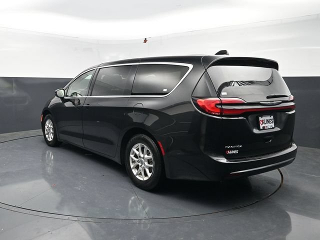 Used 2023 Chrysler Pacifica Touring-L FWD image 6