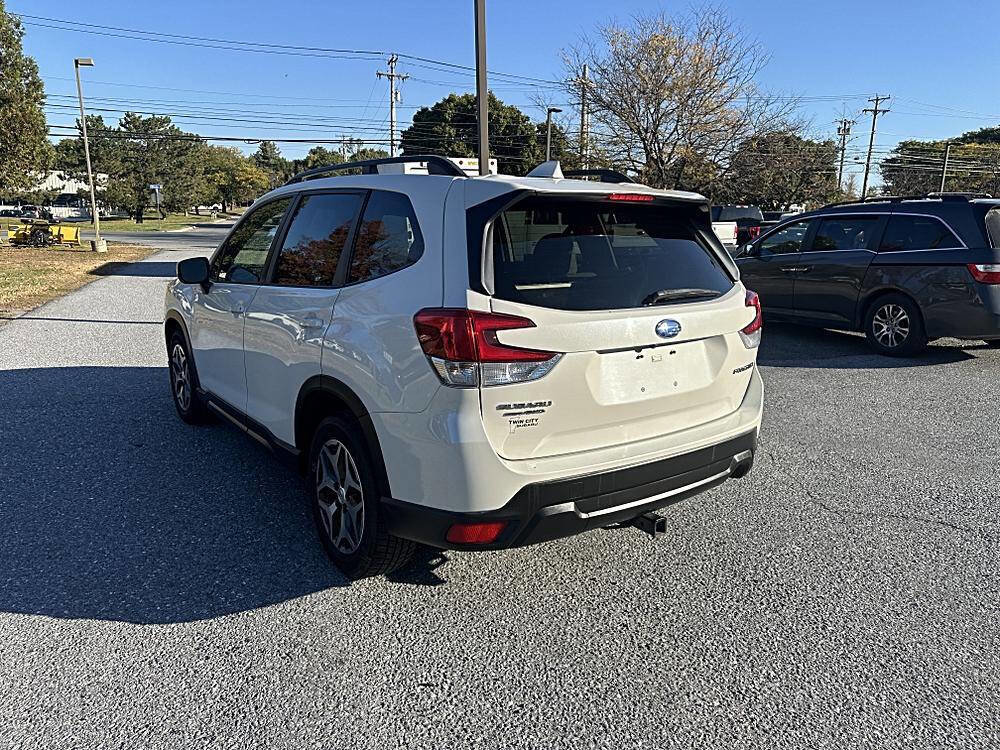 Used 2019 Subaru Forester Premium w/ All-Weather Package image 3