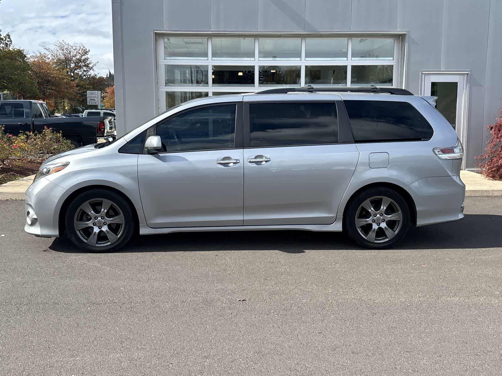 Used 2017 Toyota Sienna SE Premium w/ Cargo Management Package FWD image 2