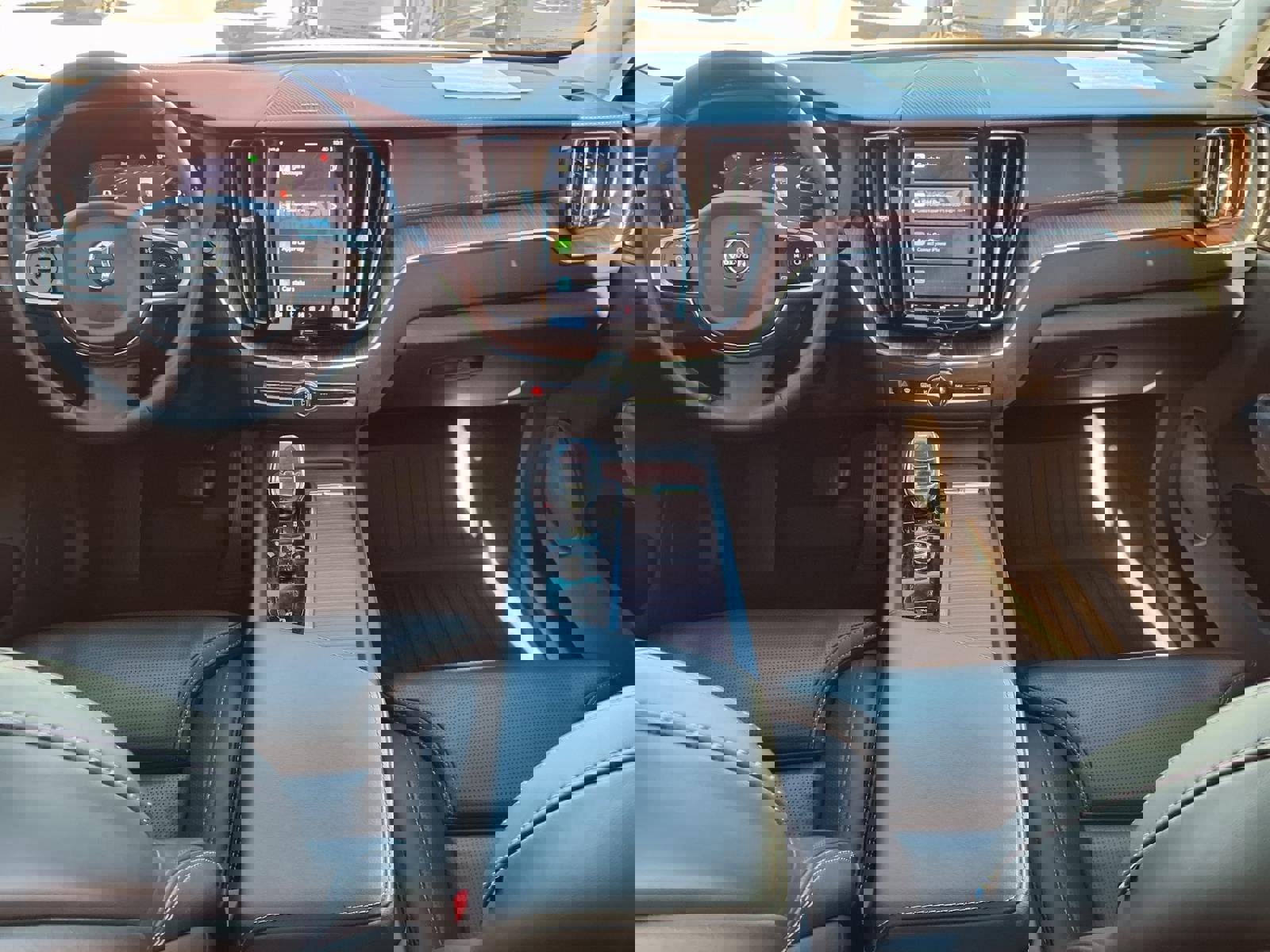 Certified 2023 Volvo XC60 B5 Ultimate w/ Protection Package Premier image 16