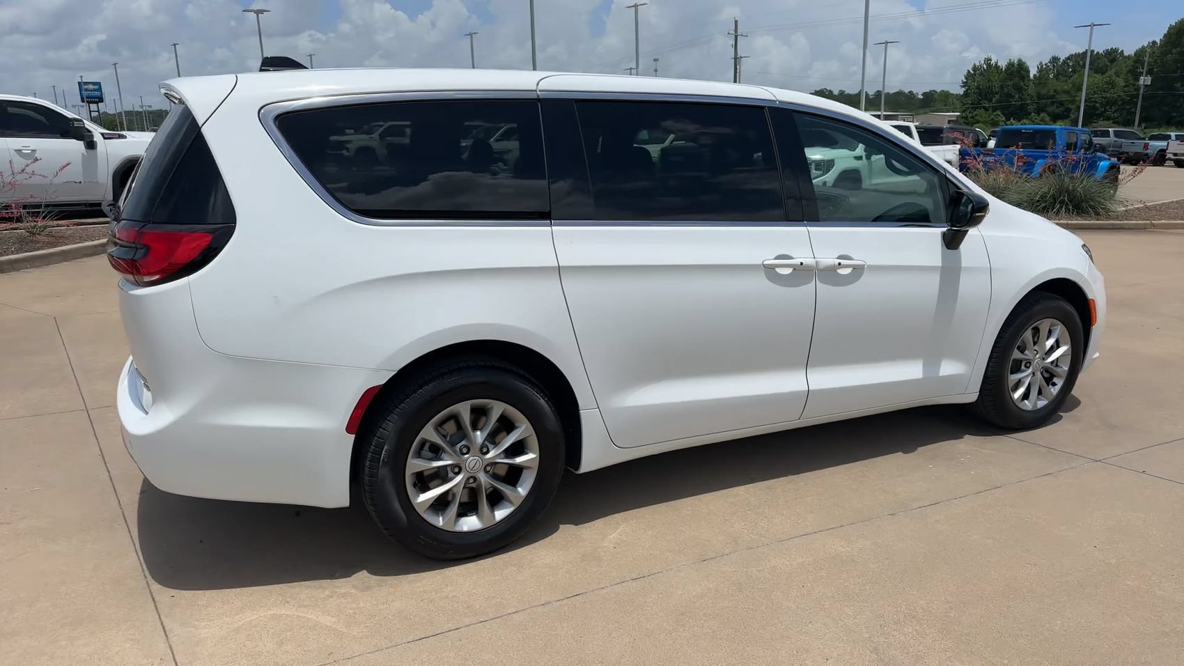 Used 2026 Chrysler Pacifica Limited AWD/4WD image 9