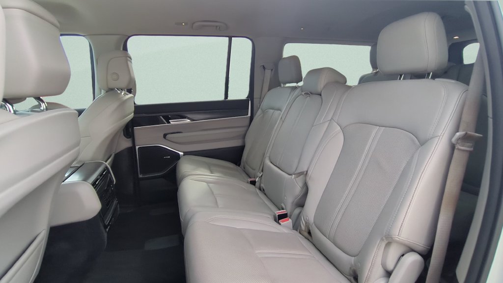 Used 2024 Jeep Wagoneer L Series II RWD image 10