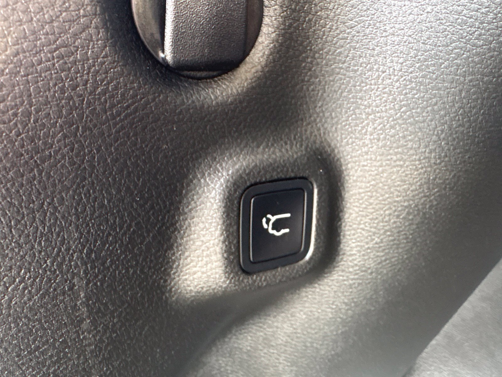 Used 2024 Jeep Compass Latitude w/ Sun and Sound Group AWD/4WD image 17