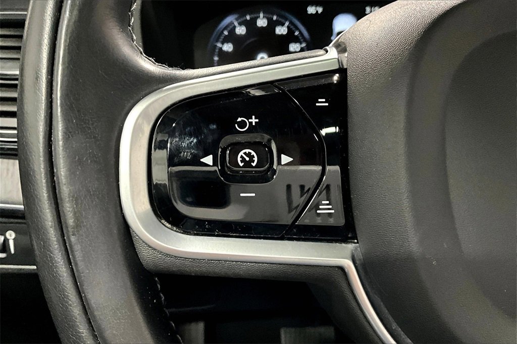 Used 2020 Volvo XC90 T6 Momentum image 11