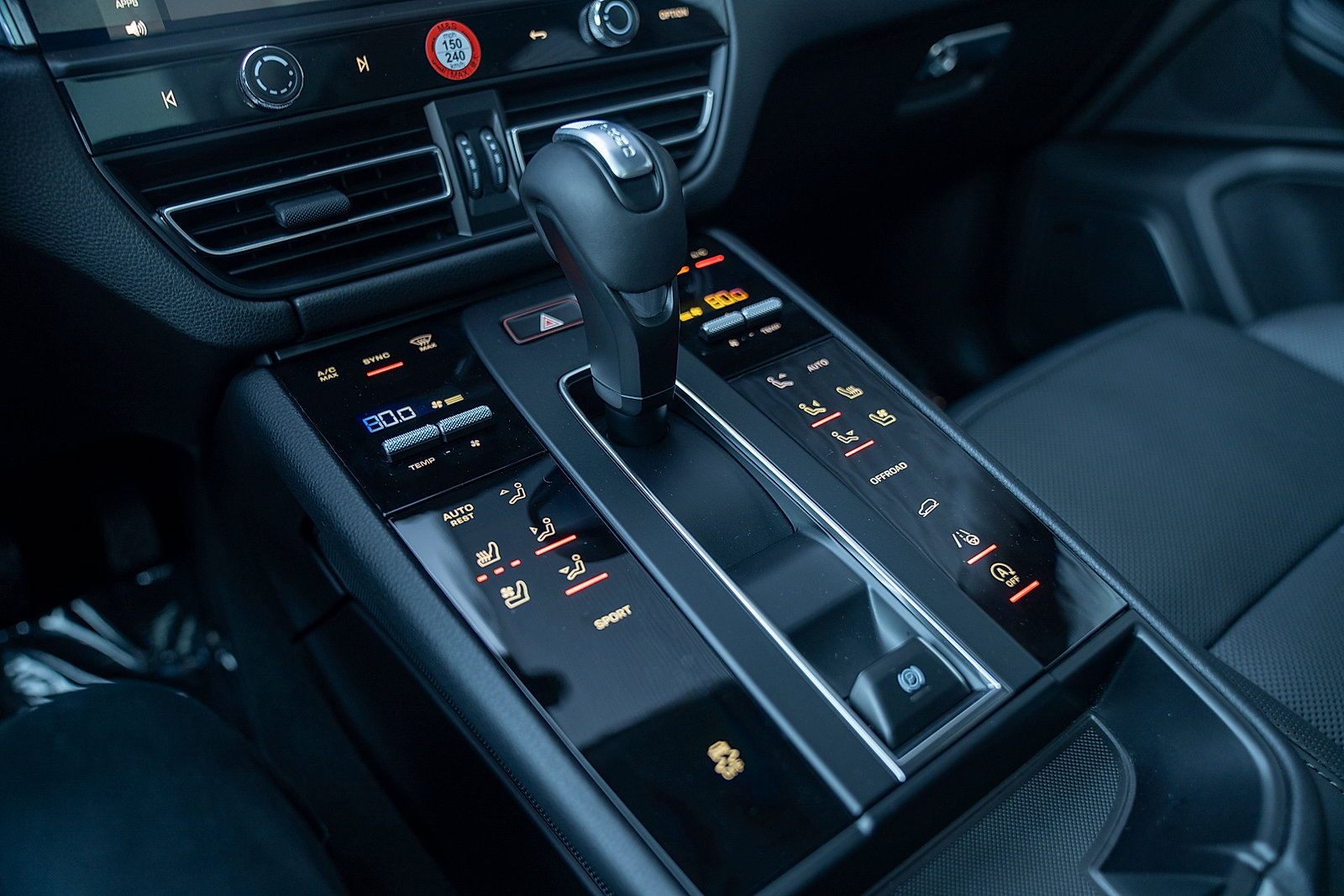 Certified 2025 Porsche Macan AWD/4WD image 13