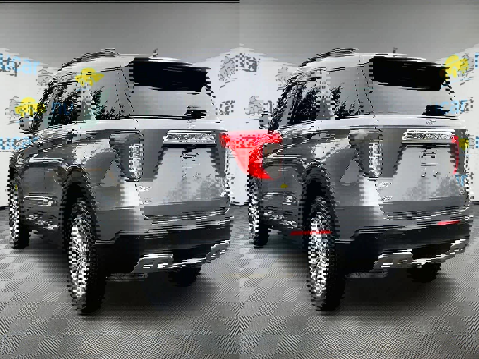 Used 2022 Ford Explorer XLT w/ Equipment Group 202A image 4