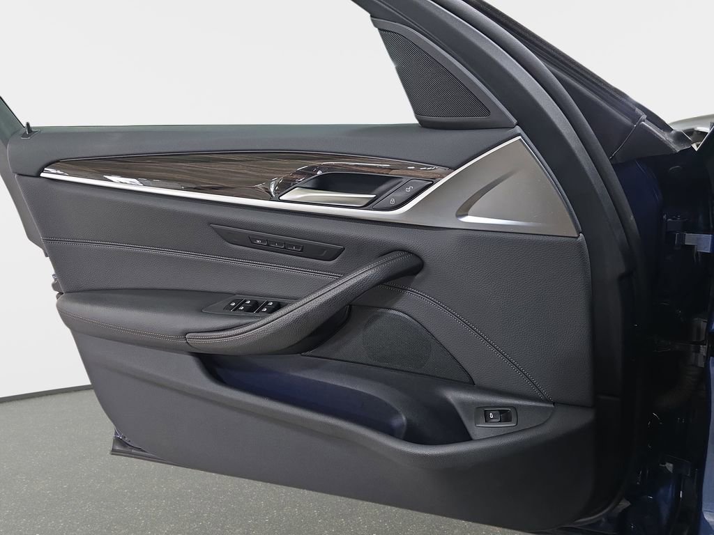 Used 2021 BMW 540i w/ Convenience Package image 27