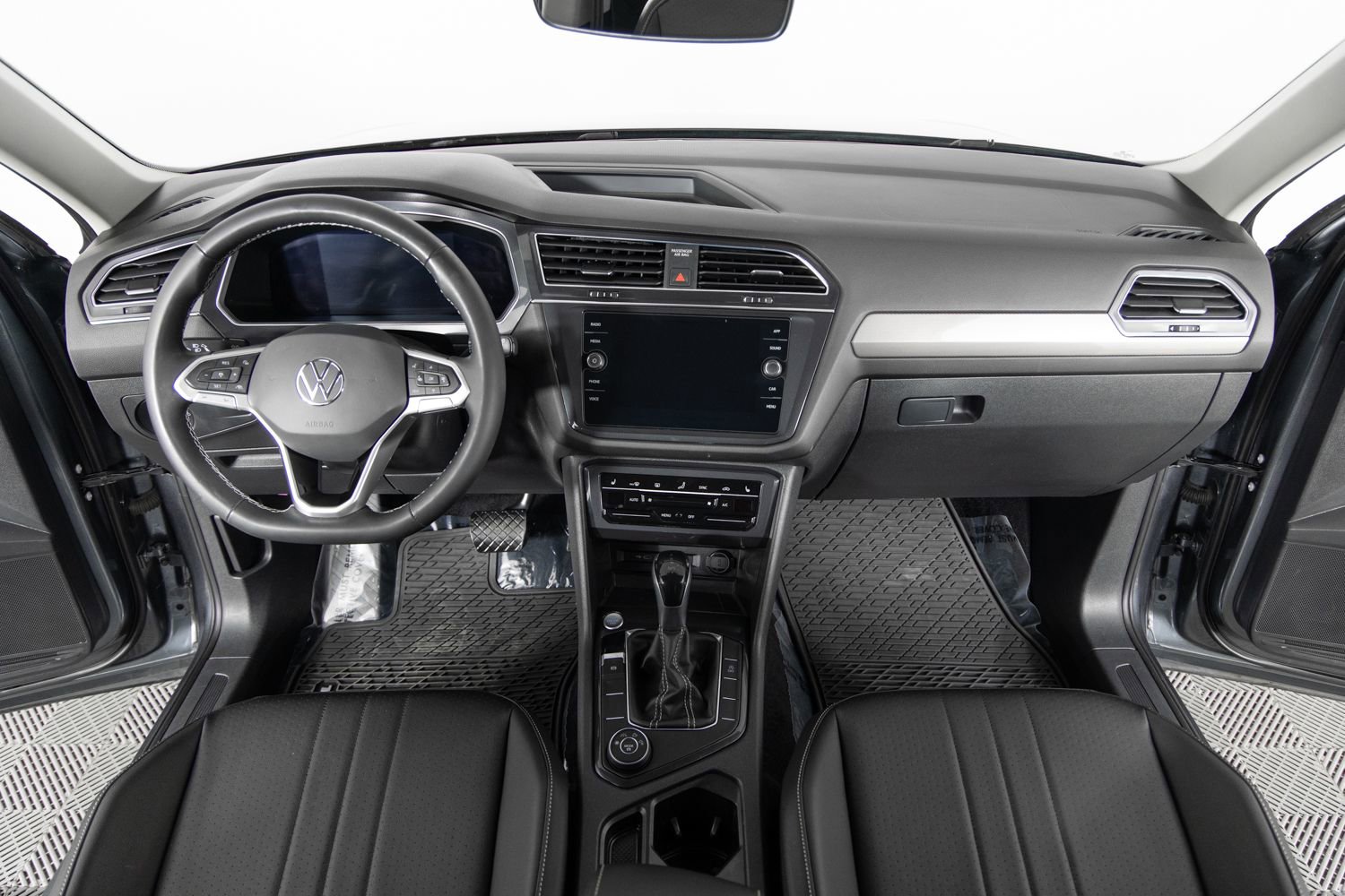 Used 2022 Volkswagen Tiguan SE image 37