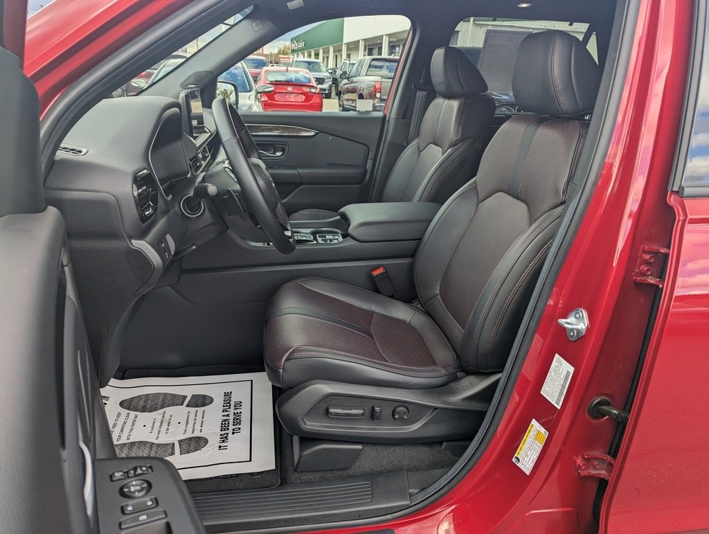 Certified 2025 Honda Pilot Black Edition image 10