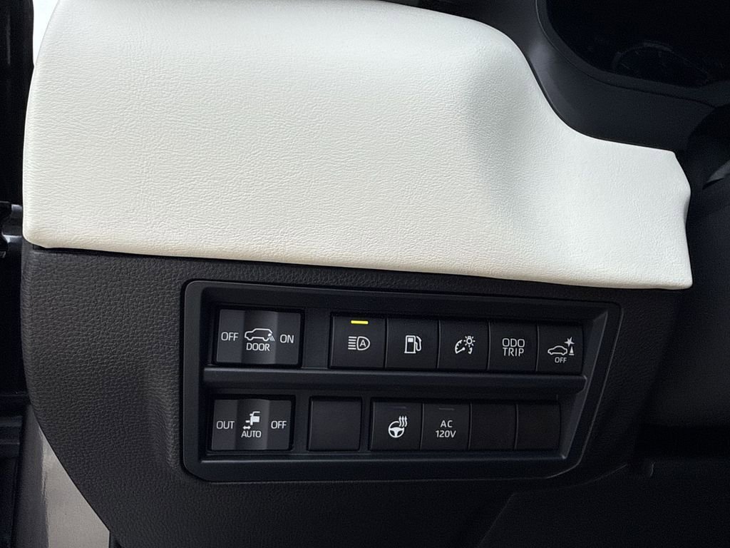 Used 2025 Toyota Sequoia Capstone image 28