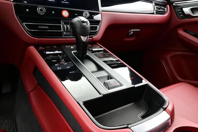 Certified 2025 Porsche Macan AWD/4WD image 11