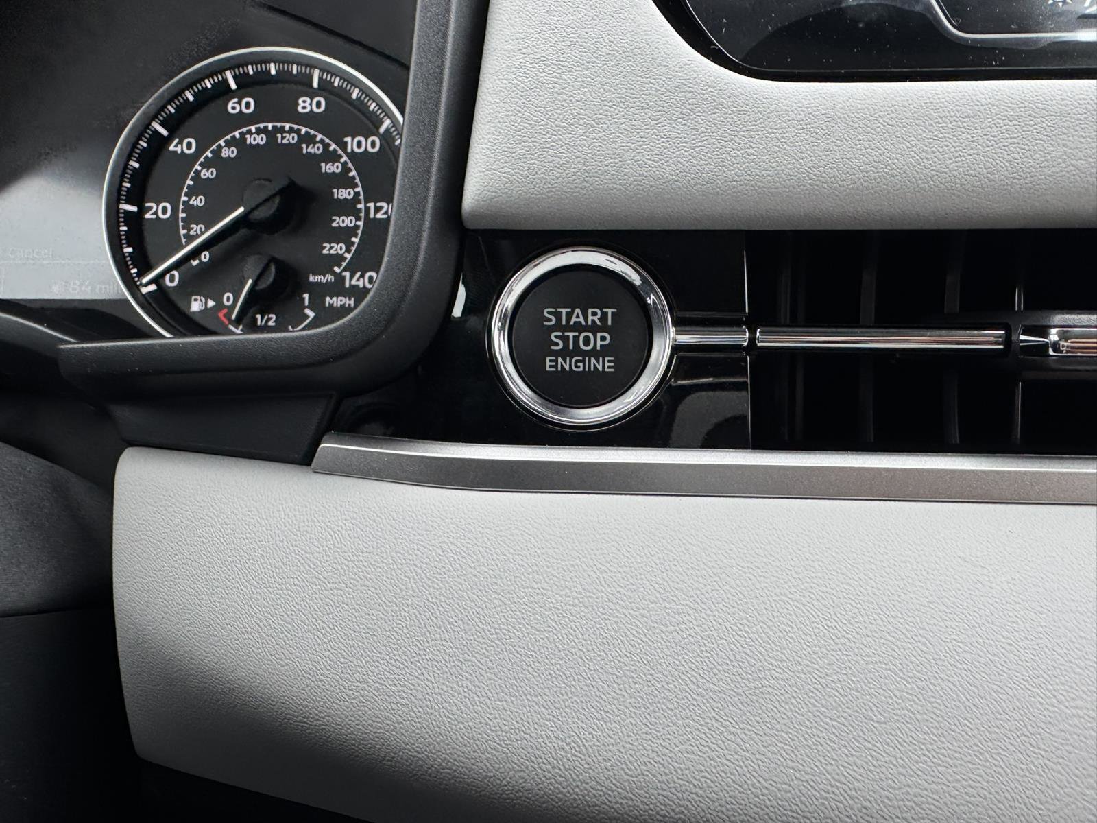 New 2025 Mitsubishi Outlander SE image 27