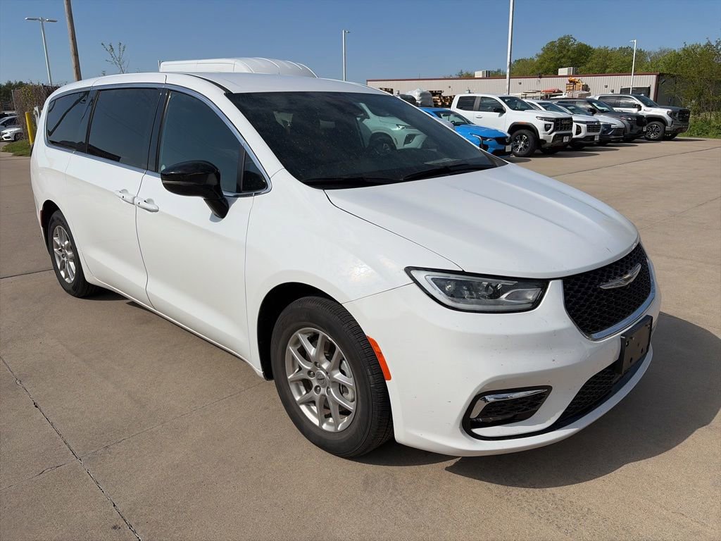 Used 2025 Chrysler Pacifica Select FWD image 5