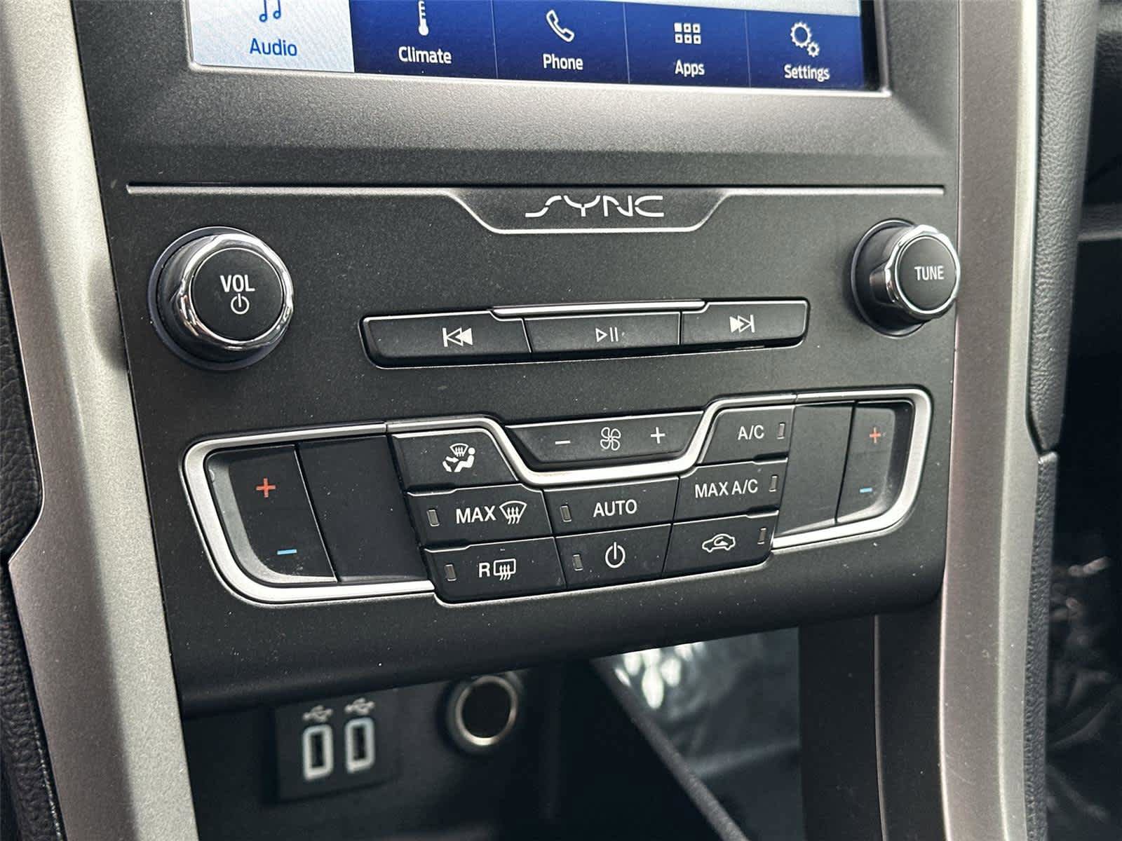 Used 2020 Ford Fusion SE FWD image 36