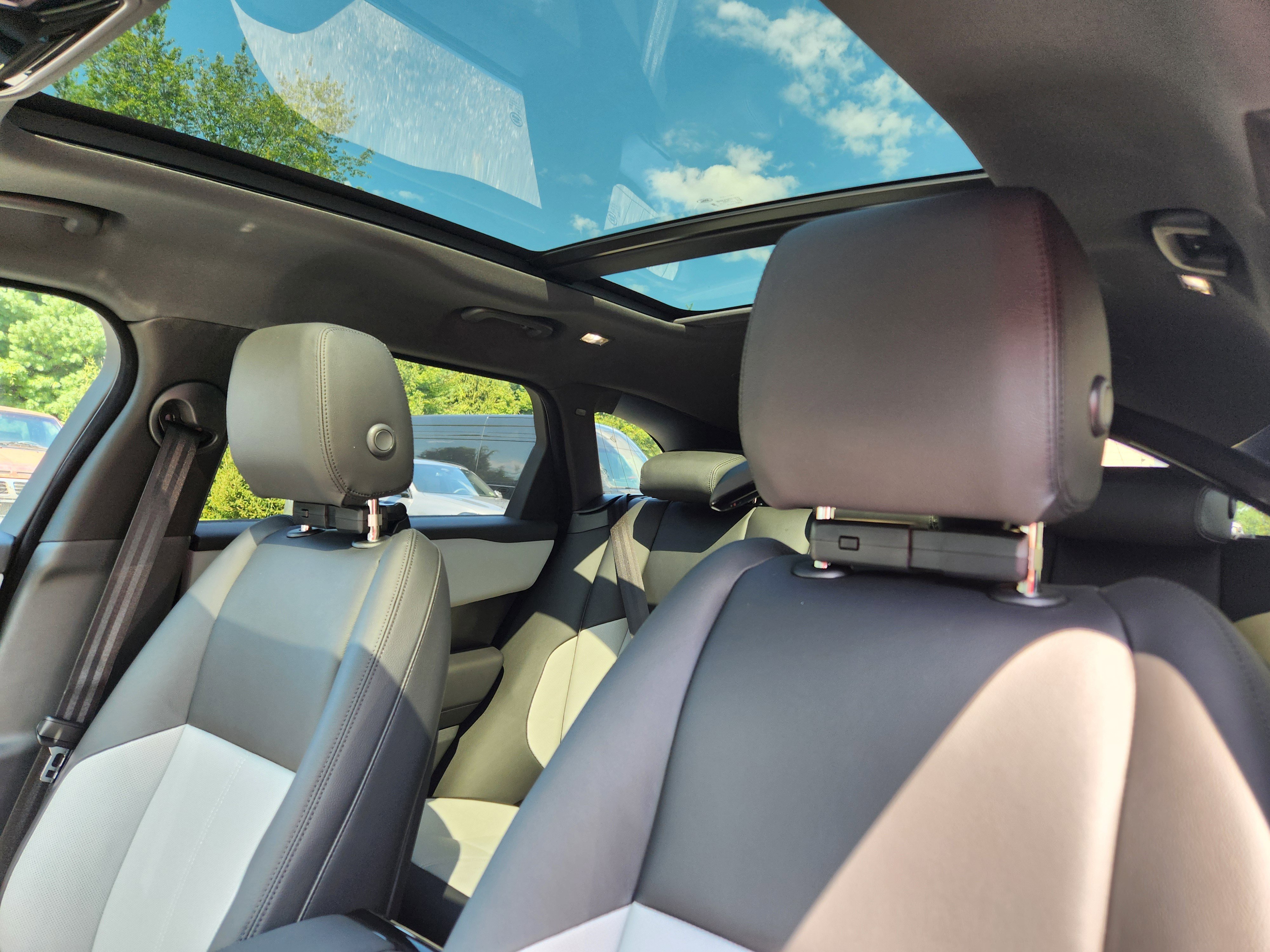 New 2026 Land Rover Range Rover Velar Dynamic SE image 8