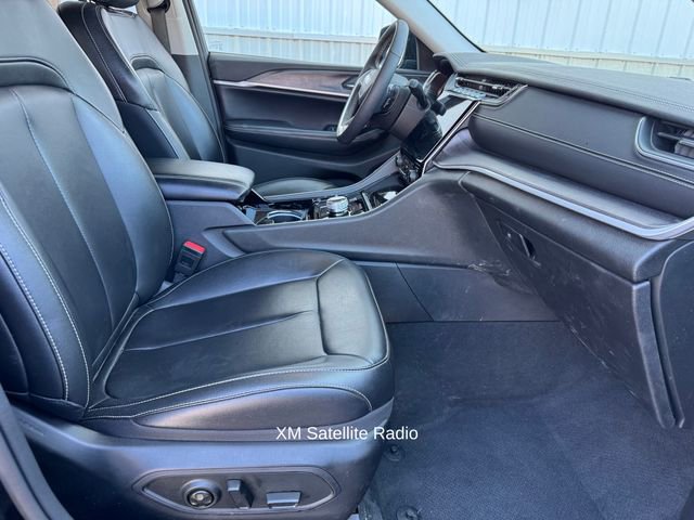 Used 2023 Jeep Grand Cherokee Limited w/ Black Appearance Package AWD/4WD image 17