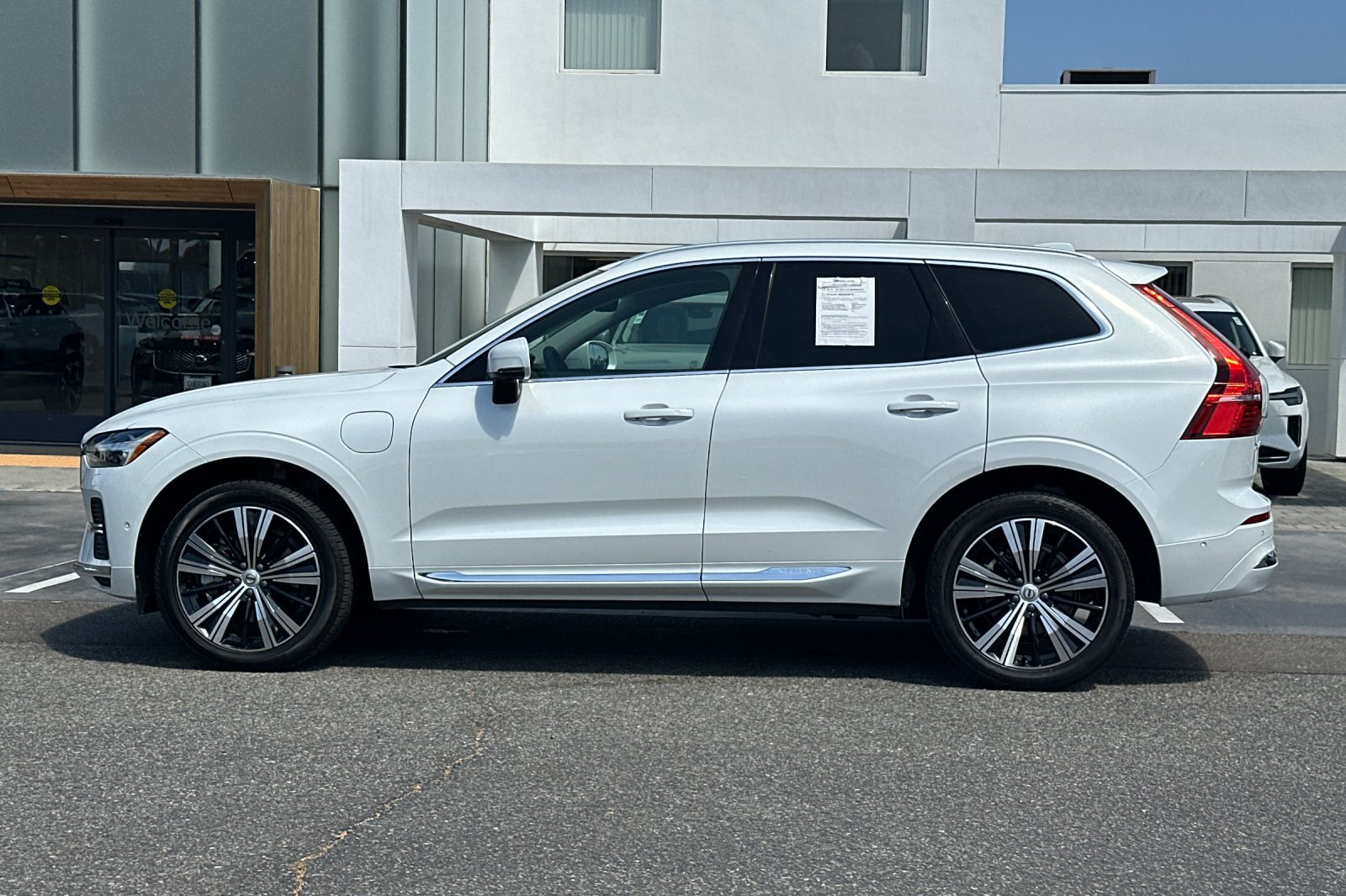 Certified 2023 Volvo XC60 T8 Plus AWD/4WD image 7