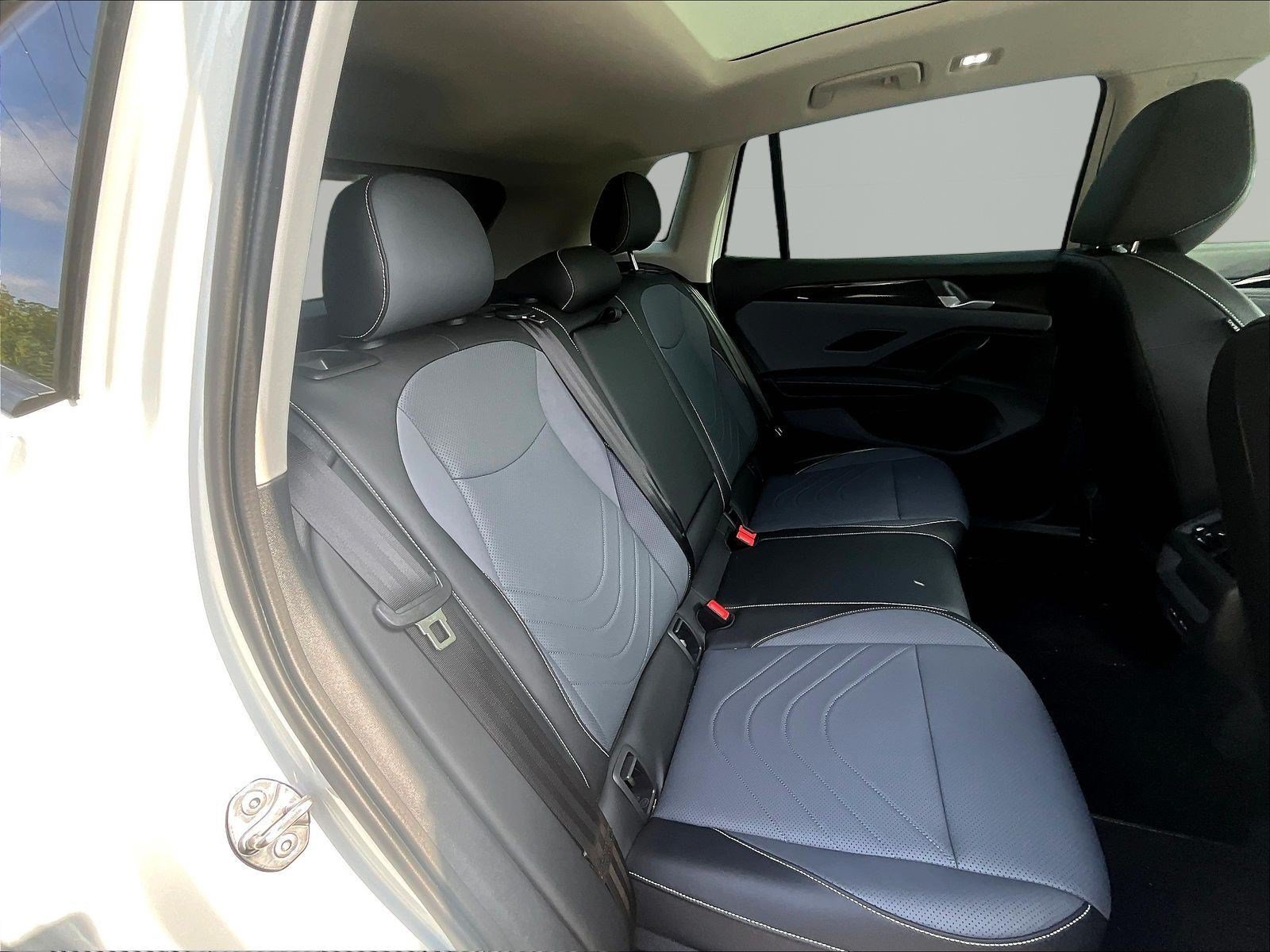 Used 2025 Volkswagen Tiguan SE w/ Panoramic Sunroof Package AWD/4WD image 25
