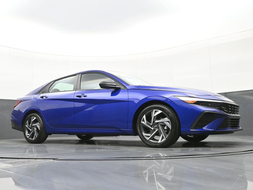 Certified 2025 Hyundai Elantra Sport image 37